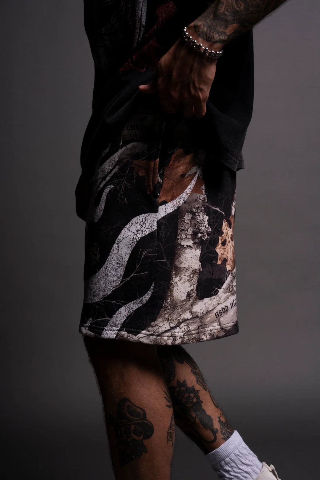 MEMPO OVERSIZED POST LOUNGE SWEAT SHORTS IN DARC WOODLAND CAMO