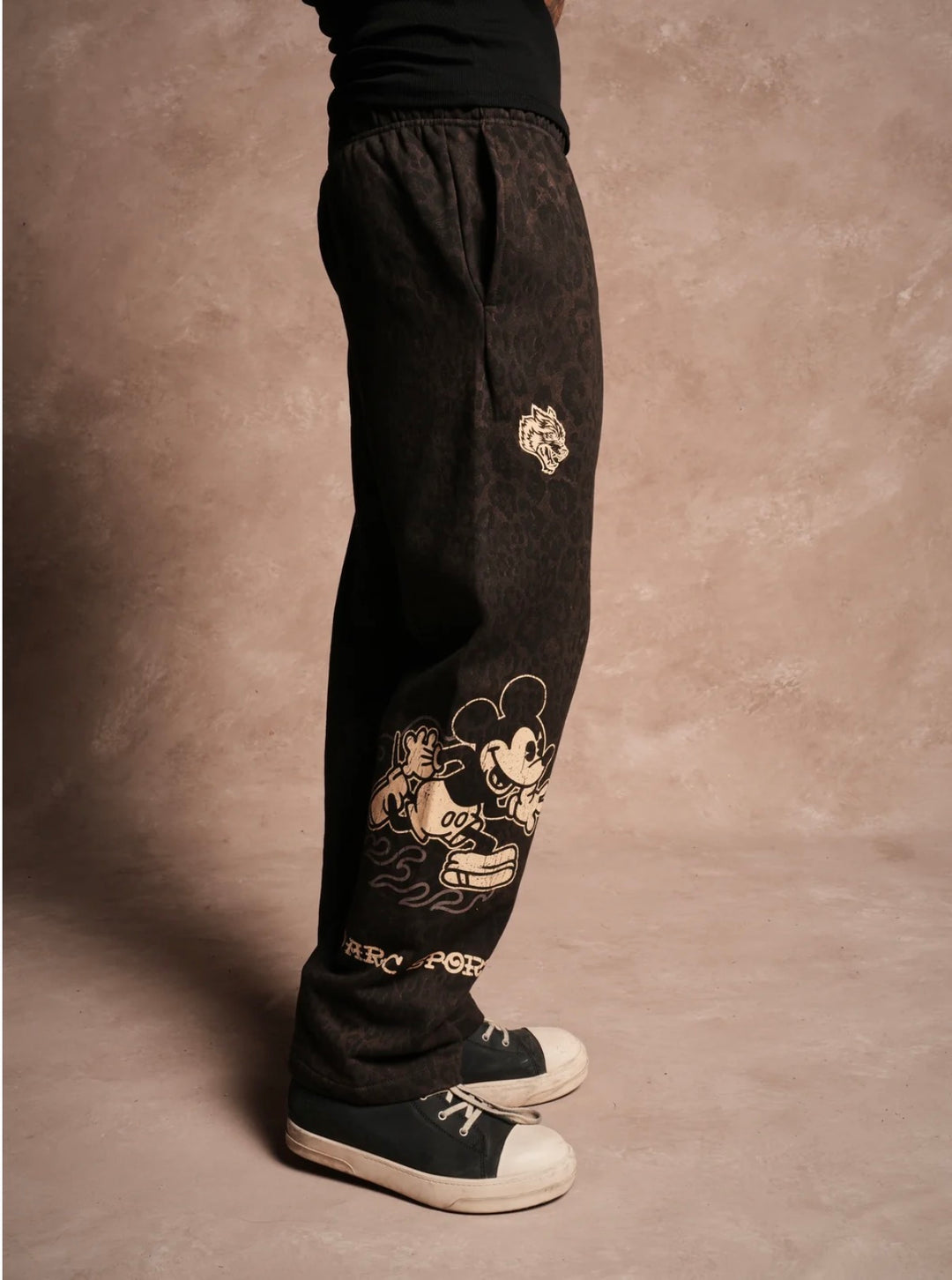 PANTALONES DEPORTIVOS BIGELOW CON PIRÁMIDE DE MICKEY MOUSE EN COLOR MARRÓN OSCURO CON ESTAMPADO DE LEOPARDO.