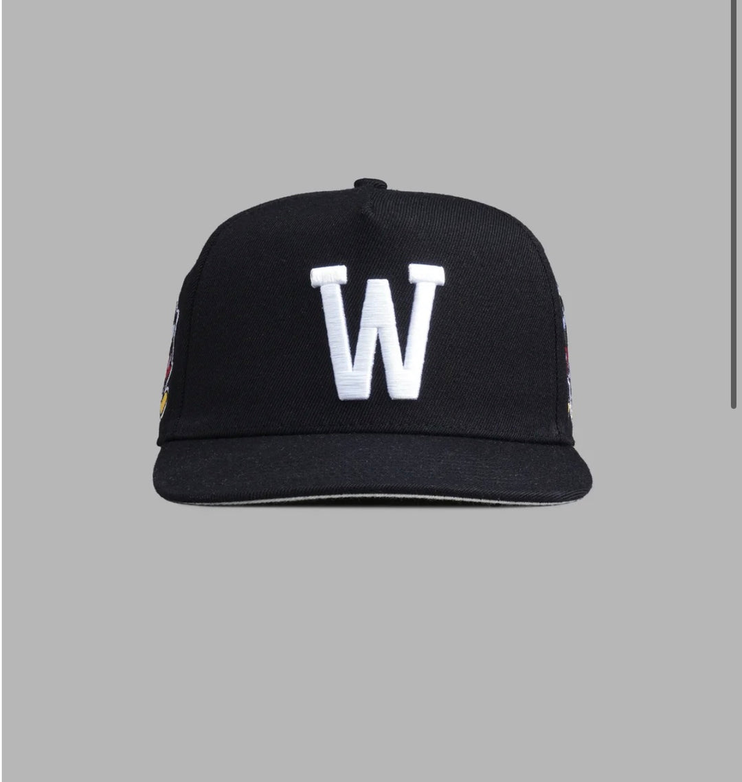 GORRA AJUSTADA DE 5 PANELES CON ESTAMPADO DE MICKEY MOUSE EN COLOR NEGRO.