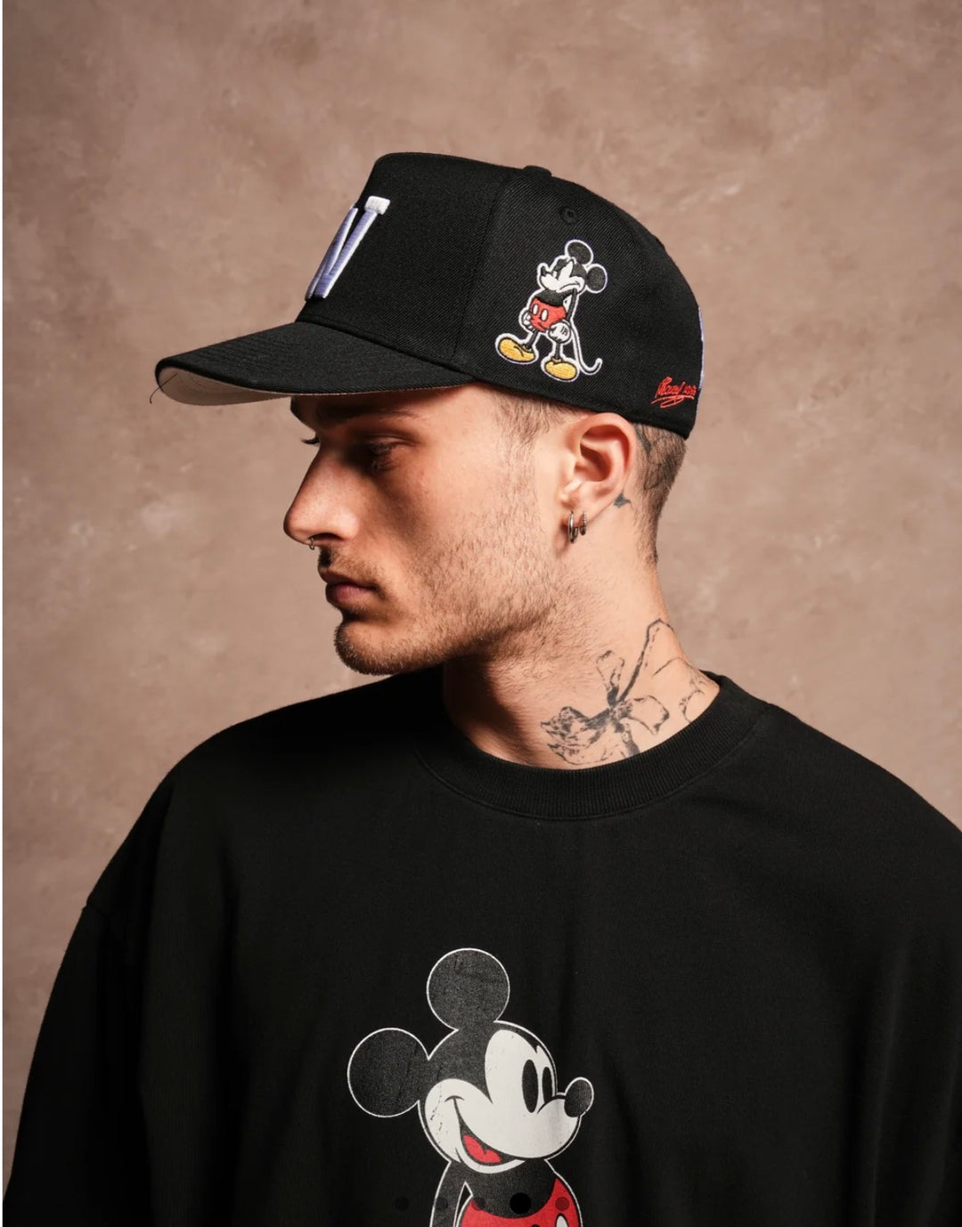 GORRA AJUSTADA DE 5 PANELES CON ESTAMPADO DE MICKEY MOUSE EN COLOR NEGRO.
