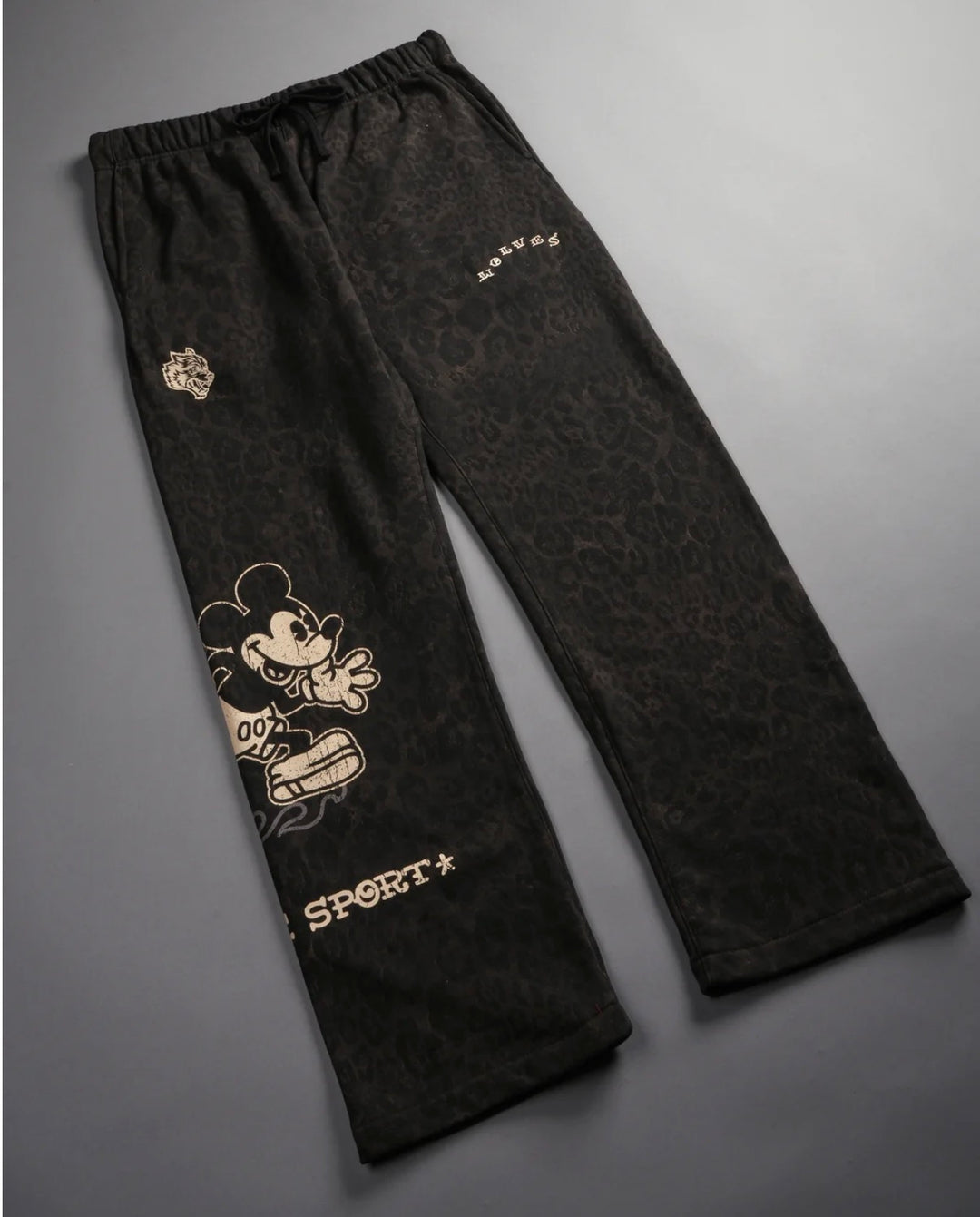 PANTALONES DEPORTIVOS BIGELOW CON PIRÁMIDE DE MICKEY MOUSE EN COLOR MARRÓN OSCURO CON ESTAMPADO DE LEOPARDO.