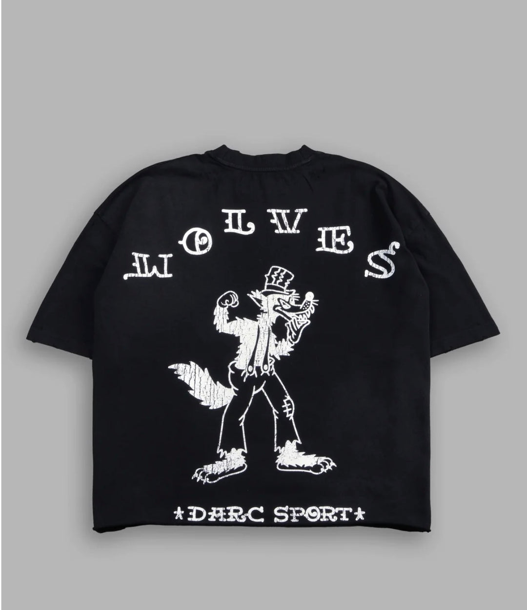 CAMISETA BIG BAD WOLF PYRAMID CON CORTE RECTO Y ESTAMPADO GRUNGE DESGASTADO, VERSIÓN 2, EN NEGRO CON EFECTO DESTEÑIDO.