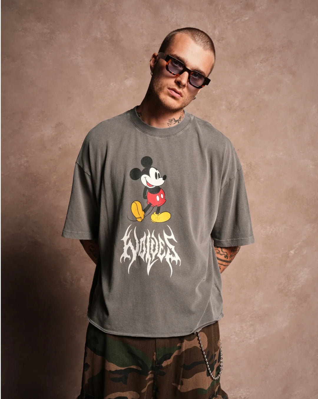 CAMISETA MICKEY MOUSE HESH PREMIUM RAW HELL BOX CUT EN GRIS PIZARRA