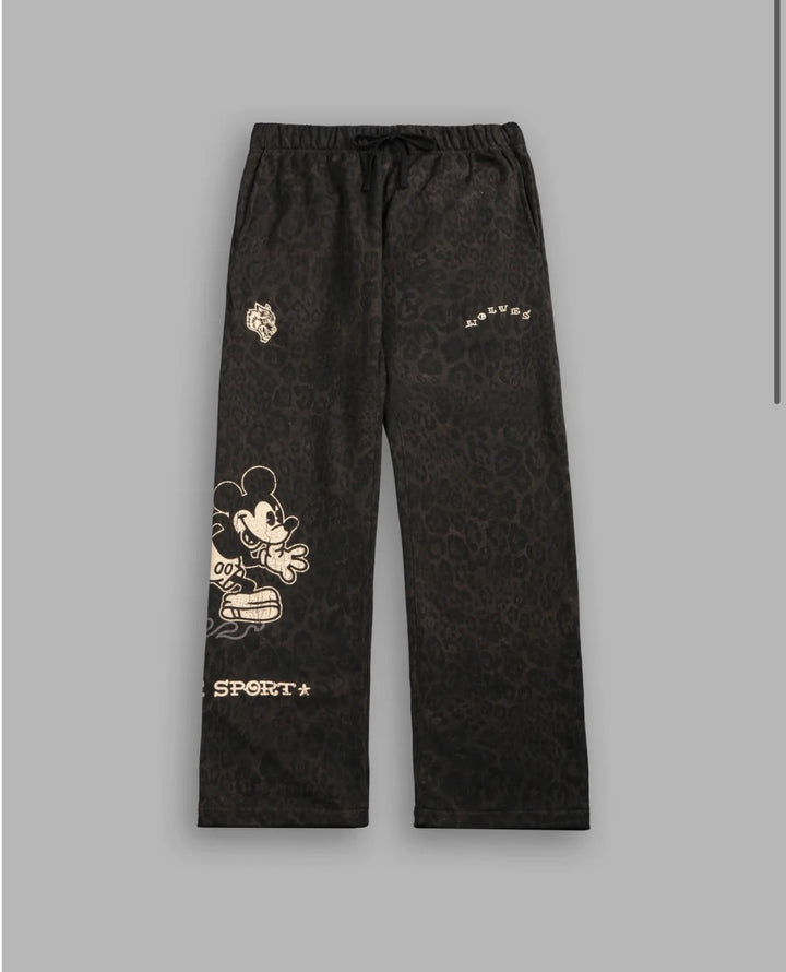 PANTALONES DEPORTIVOS BIGELOW CON PIRÁMIDE DE MICKEY MOUSE EN COLOR MARRÓN OSCURO CON ESTAMPADO DE LEOPARDO.