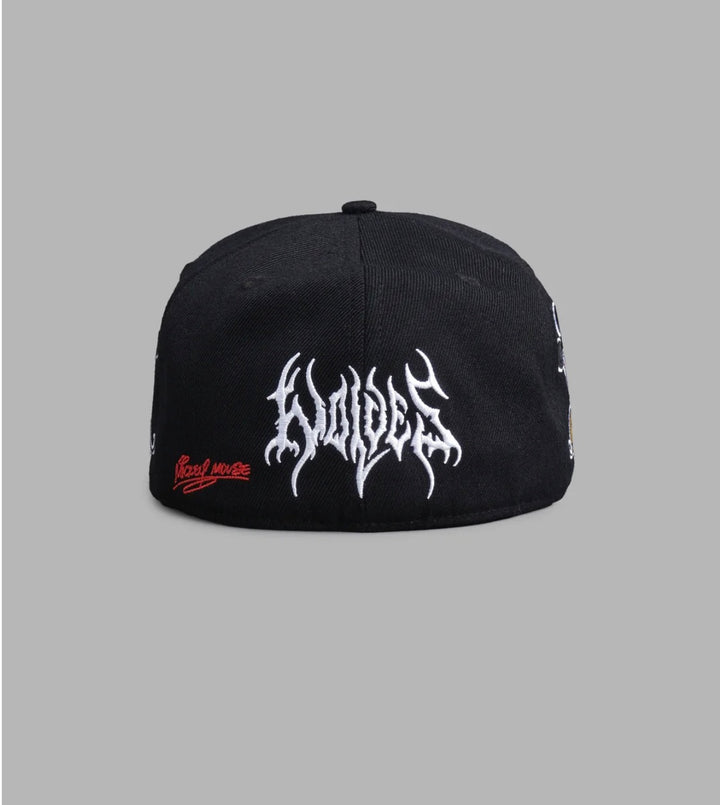 GORRA AJUSTADA DE 5 PANELES CON ESTAMPADO DE MICKEY MOUSE EN COLOR NEGRO.